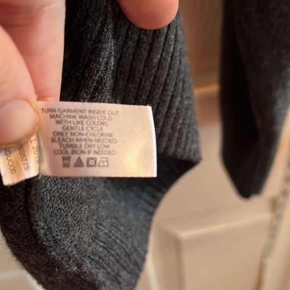 U.S.Polo Assn.-large. Striped long sleeve V-neck pull over sweater. - Picture 5 of 5